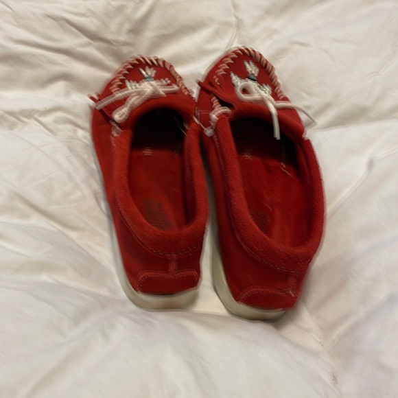 Minnetonka Red Kilty Moccasins Women's Size 8 1/2 - Picture 3 of 9
